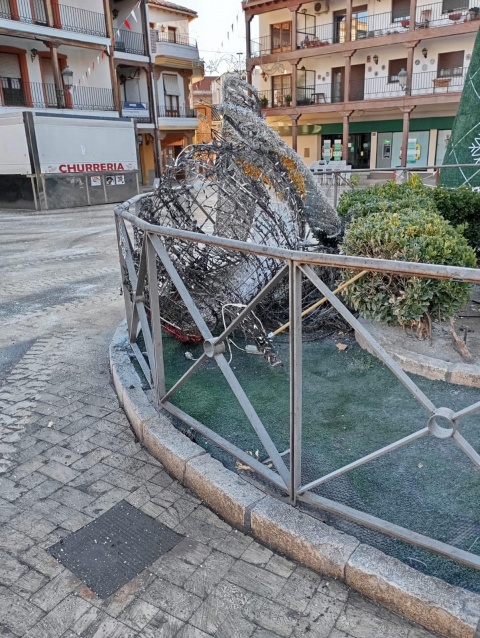 La figura que luces de la plaza de la Constitución que también fue vandalizada.