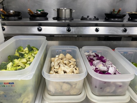 La limpieza y calidad de los productos son las claves del éxito del restaurante chino Dragón Oriental de Parla.