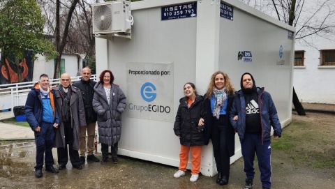 David y Pilar Castro junto con la dirección y algunos usuarios de la AMP. | Img: E-Pinto.