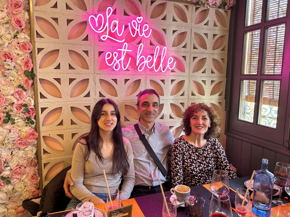 Susi y Miguel junto a su hija, Luc&iacute;a.