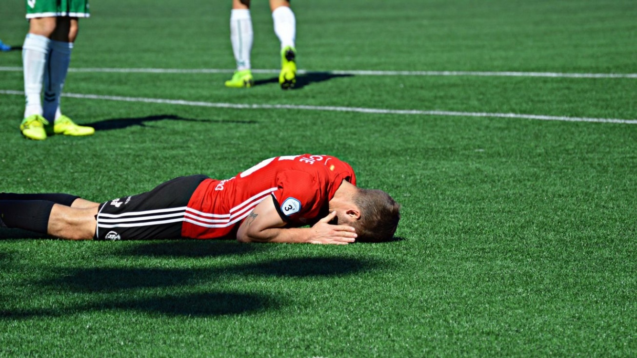 Uno de los jugadores del Atlético de Pinto se lamenta sobre el campo.