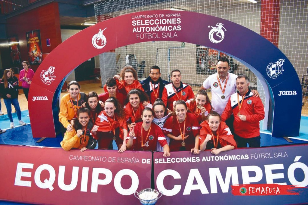 La selección madrileña celebrando el título de campeonas.