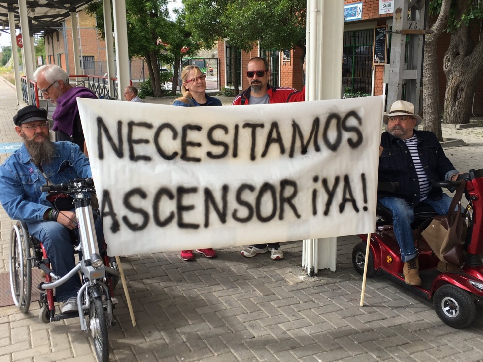 Vecinos reclaman la instalación de un ascensor.