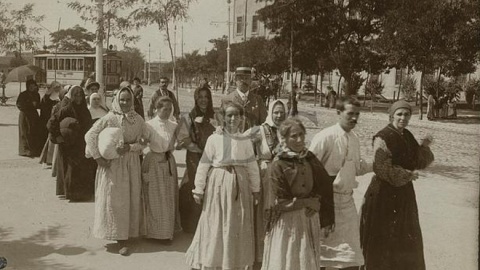 Traslado de mujeres  al manicomio de Ciempozuelos. | Foto: ABC.