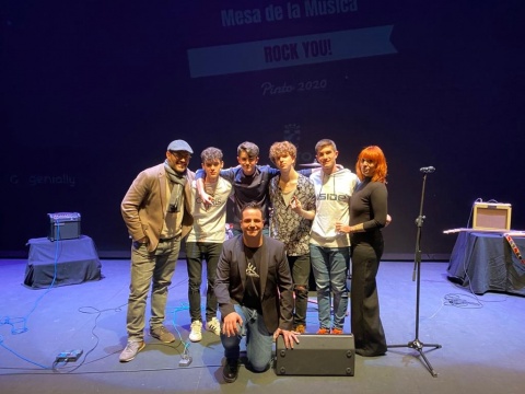El concejal Guillermo Portero (abajo) junto a Borja Niso (izq), Laura Lane (drch) y Osiris (centro).