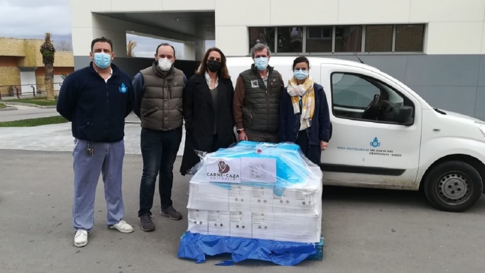 Miembros del proyecto 'Carne de Caza Solidaria' entregan su donación al Centro San Juan de Dios.