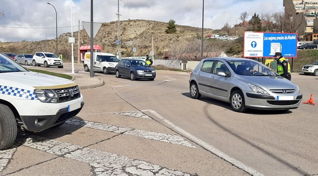 Control de la Policía Local de San Martín vigilando que se cumple el cierre perimetral.