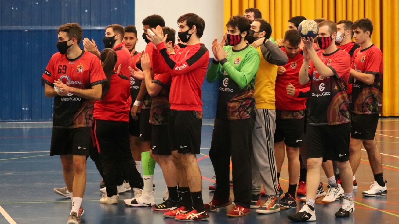 Jugadores del Club Balonmano Pinto celebran una victoria | Img: Francisco Sánchez.