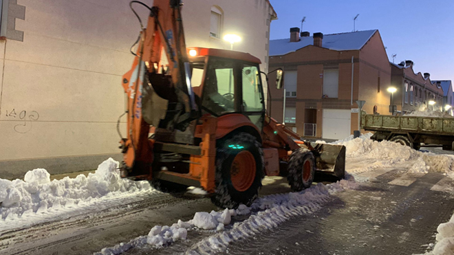 Una de las excavadoras que ayudó a retirar las toneladas de nieve de las calles.