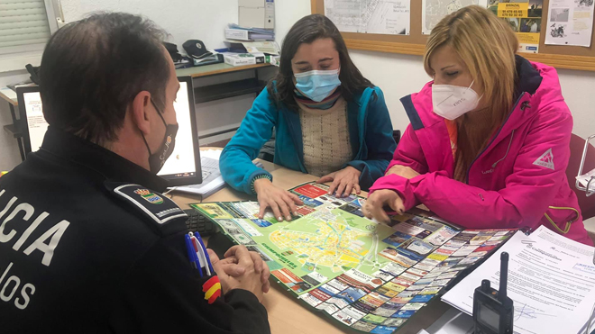 Raquel Jimeno durante una de las reuniones con la concejala Marta Ávila para organizar las labores de limpieza tras la nevada de Filomena.