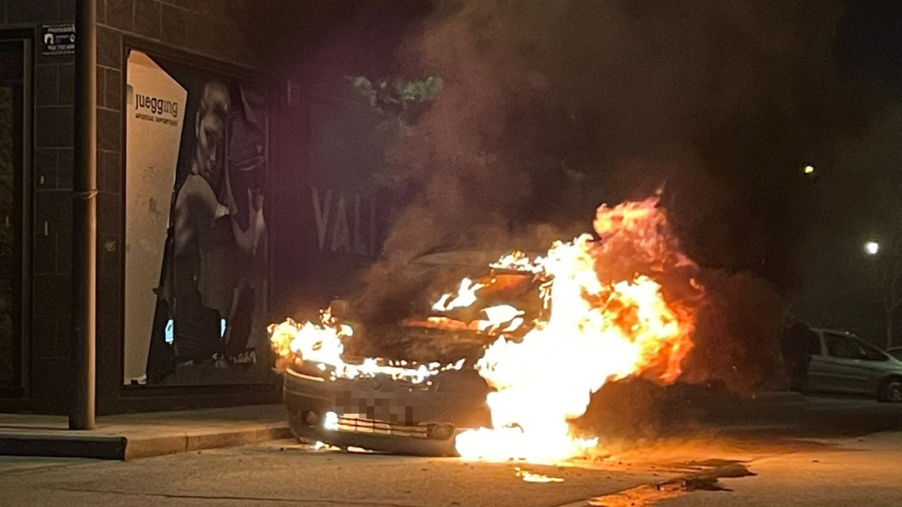 El vehículo en llamas | Img: Policía Local de Valdemoro.