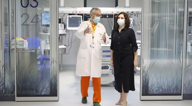 La presidenta de la Comunidad de Madrid, Isabel Díaz Ayuso, durante una visita a la nueva Unidad de Cuidados Intensivos del Hospital General Universitario Gregorio Marañón. | Foto: Comunidad de Madrid.