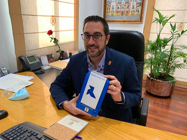 El alcalde, Diego Ortiz, posa con la primera Pajarita Azul del Ayuntamiento de Pinto.