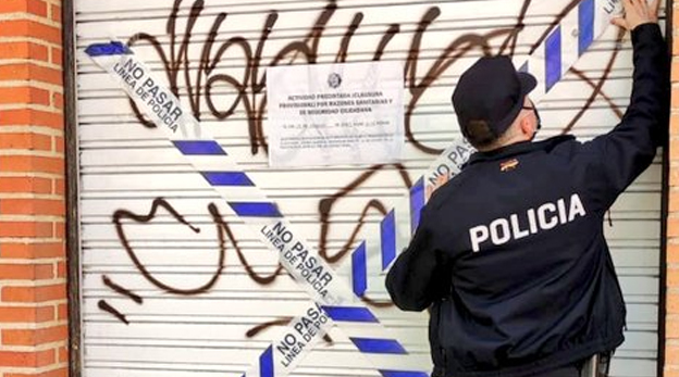 Clausura del local por parte de la policía.