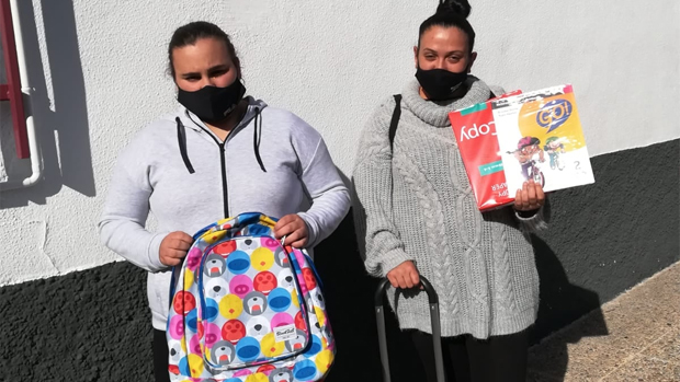 Entrega de material escolar en San Juan de Dios.