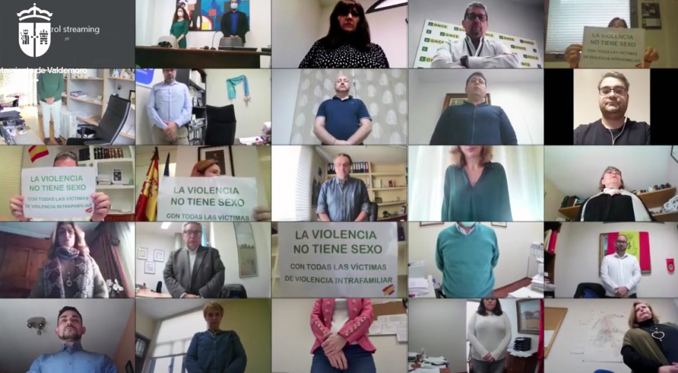 Minuto de silencio en memoria de las víctimas de violencia de género del pleno del Ayuntamiento de Valdemoro.