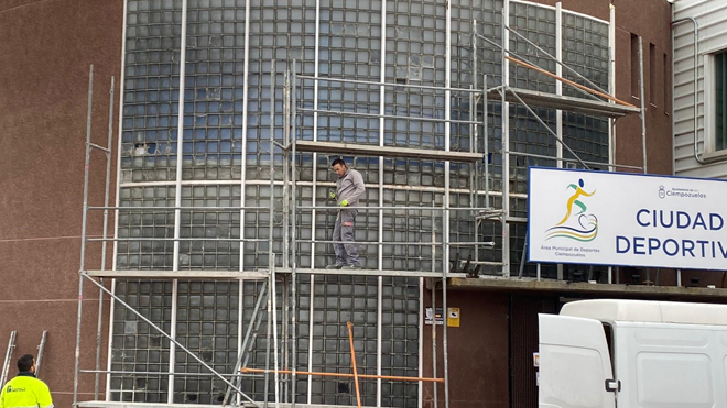 Obras en la fachada acristalada de la Ciudad Deportiva de Ciempozuelos.