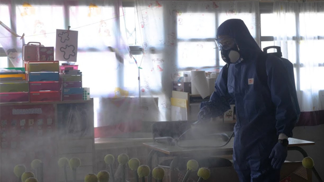 Empleado de Gesvival desinfecta un colegio durante la pandemia.