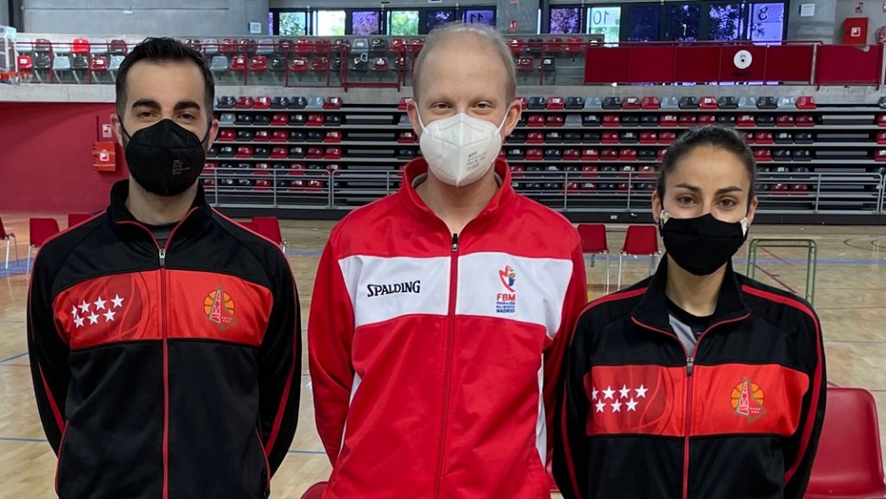 Diego Martín, en el medio, junto a dos árbitros antes de un encuentro.