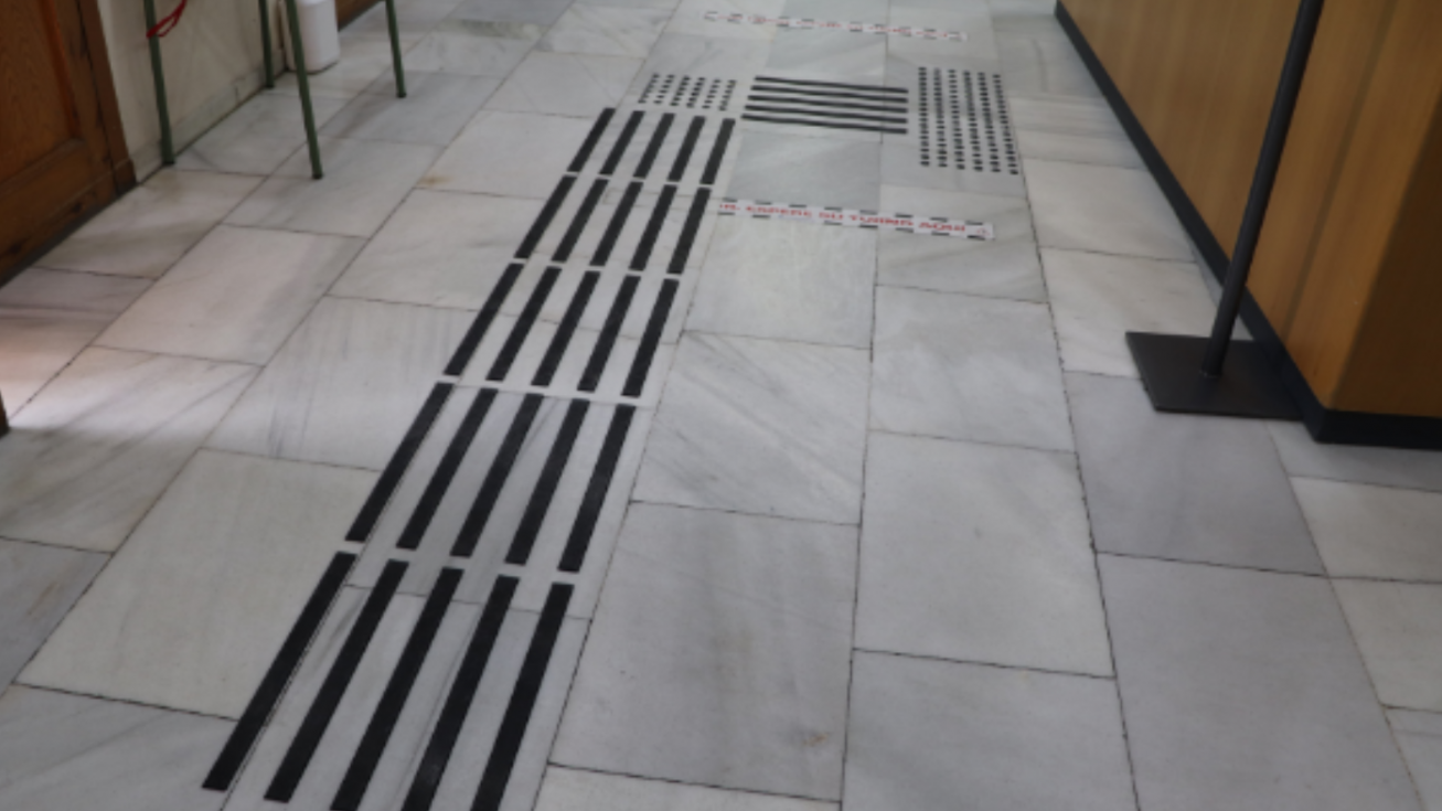 Uno de los caminos podotáctiles instalados en el edificio del Ayuntamiento de Ciempozuelos|Foto:Ayuntamiento de Ciempozuelos