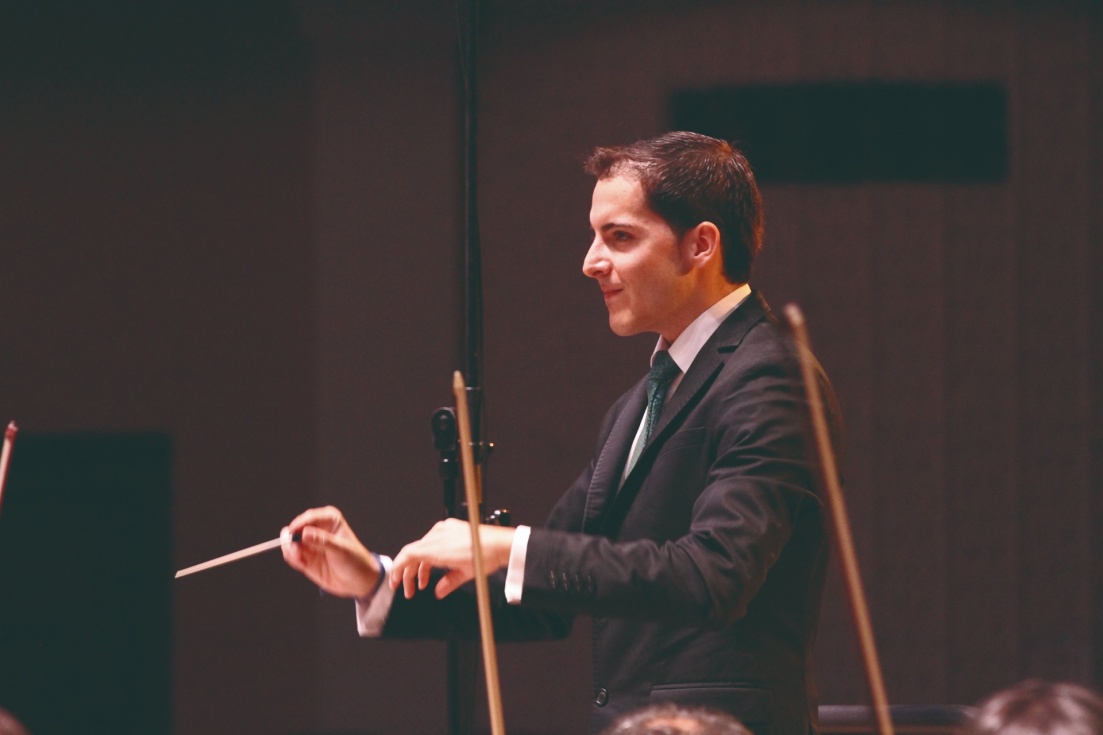 Santiago Díaz como director durante una actuación.