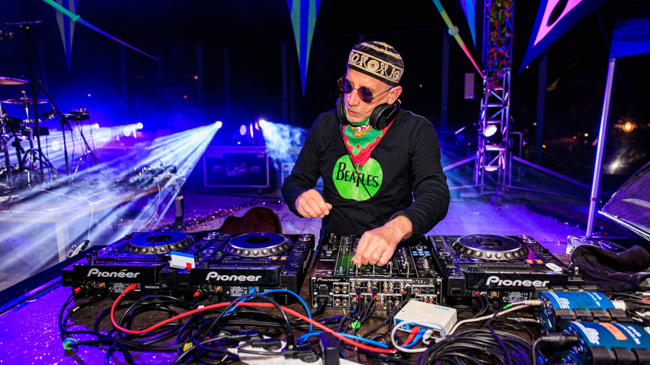 El DJ Joan Ribas, en la fiesta de carnaval de este s&aacute;bado en Pinto.