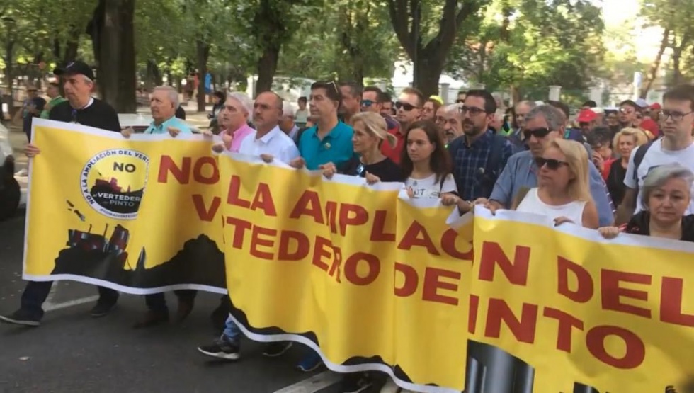 Cabeza de la manifestación de 2019 contra la ampliación del vertedero.