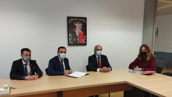 El portavoz del PP de Ciempozuelos, Héctor Añover, junto a Enrique Ruiz Escudero en su reunión de ayer.