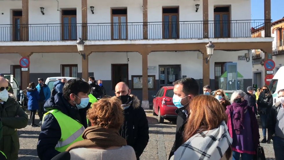 Javier Quintanilla, policía, hablando con el alcalde en la pasada concentración.