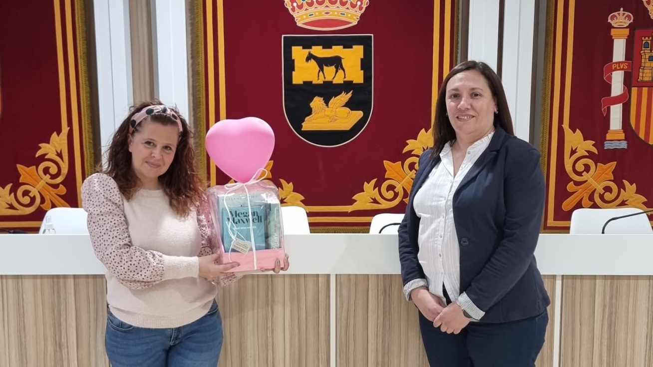 La ganadora del concurso de cartas de amor, Noemí Yebra, recogiendo su premio|Ayuntamiento de San Martín de la Vega