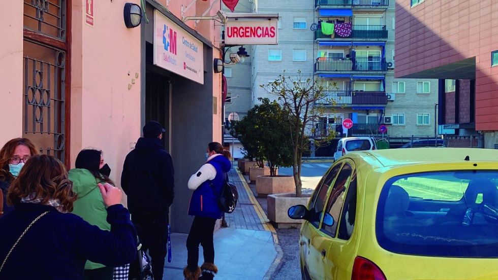 Colas a las puertas del centro de salud de Ciempozuelos.