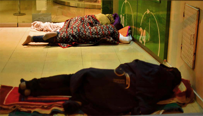 Personas sin hogar durmiendo en cajeros. | Foto: Lucho Gargiulo para el diario Qué digital.