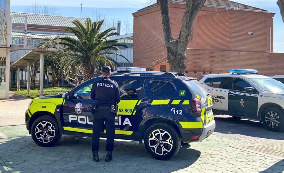 Policía Local de San Martín de la Vega frente al nuevo Edificio de Seguridad.