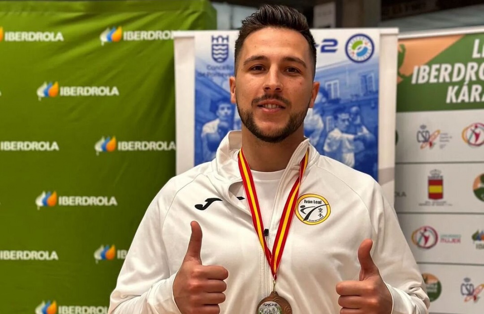 Rubén González posa con su medalla de bronce.