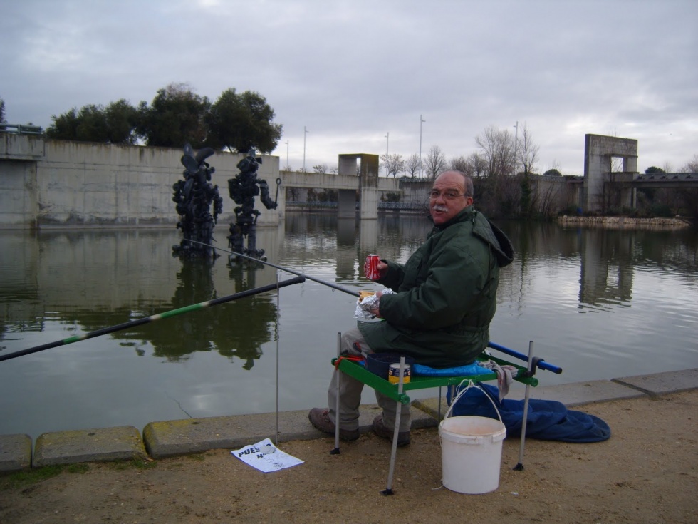 Un hombre pesca en el parque Juan Carlos I de Coslada | Img: Sociedad de Pescadores de Coslada.