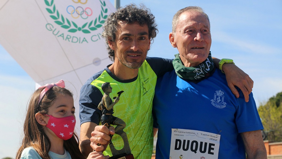 Jes&uacute;s Espa&ntilde;a con el trofeo de la anterior edici&oacute;n.