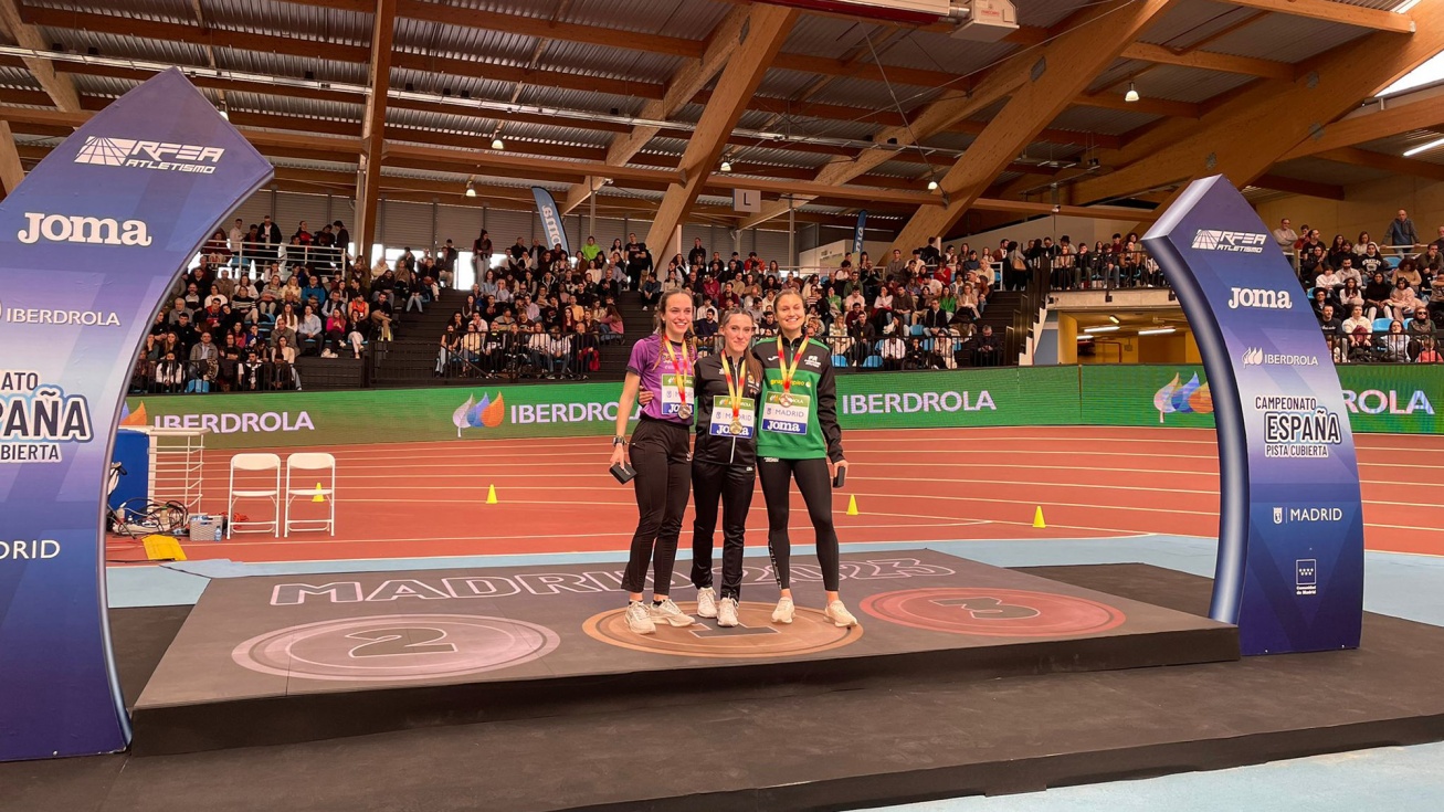 Podio de la final de los 200 metros lisos femeninos en el Campeonato de España de Pista Cubierta. Esther Navero, subcampeona, es la primera por la izquierda.