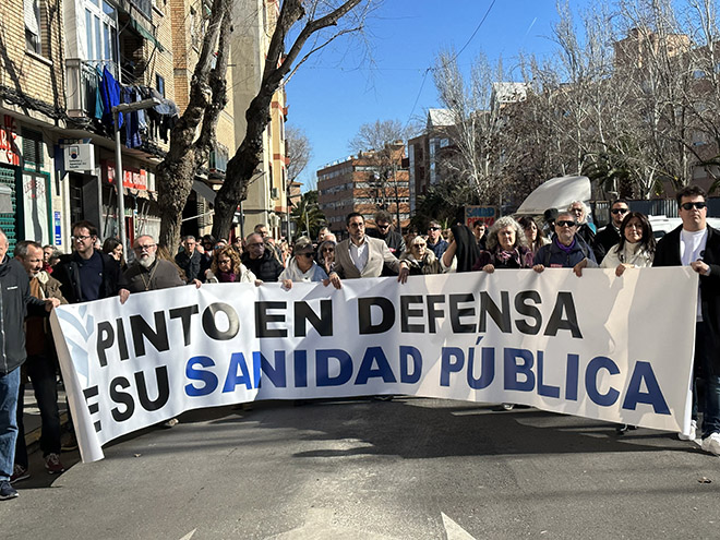 Cabecera de la manifestación a su paso por la avenida de España.