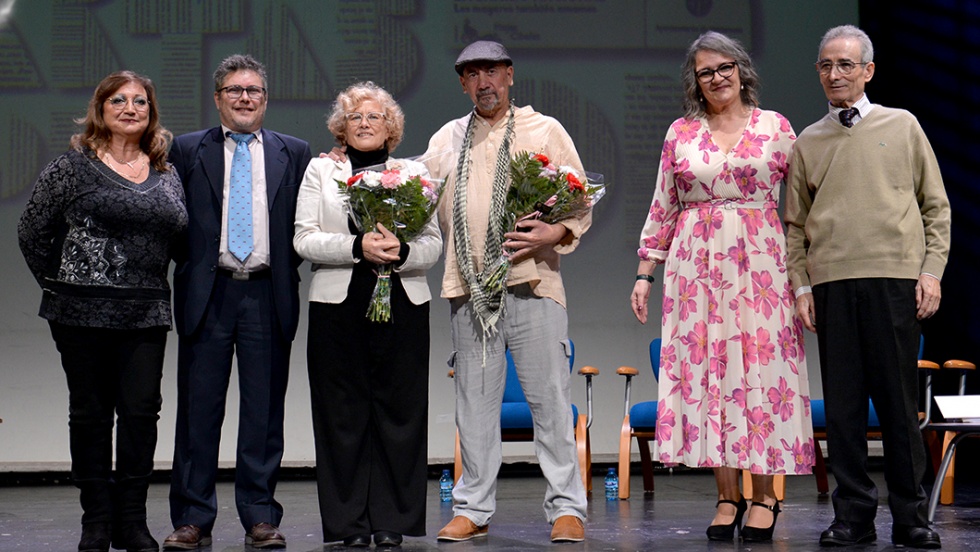 Los cuatro premiados posan junto a los concejales de Mayores y de Recursos Humanos y Régimen Interior.