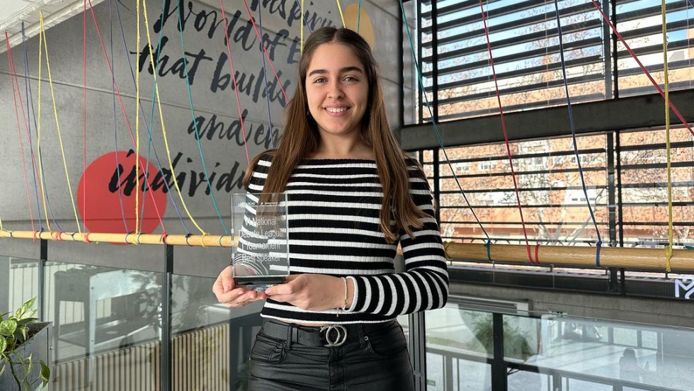 Laura posa con su premio en el Colegio Mirasur.