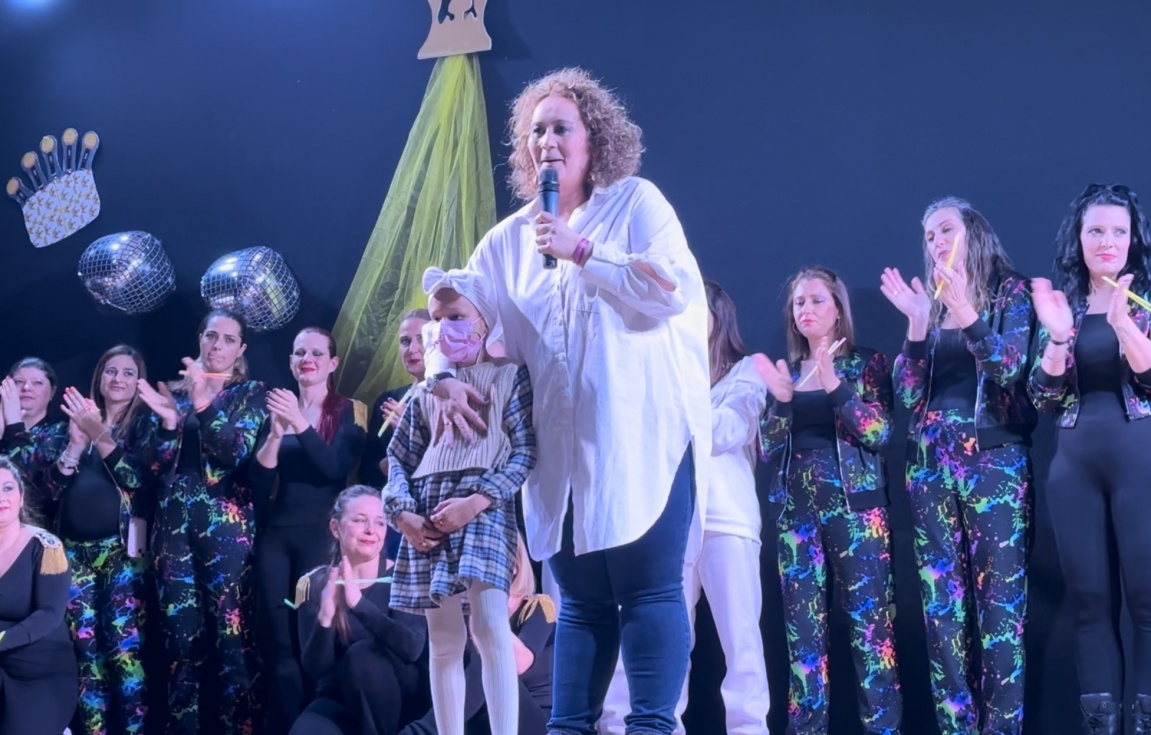 La valiente Sara junto a la profesora, Laura Torrejón, sobre el escenario del VI Festival Solidario del Colegio Mirasur.