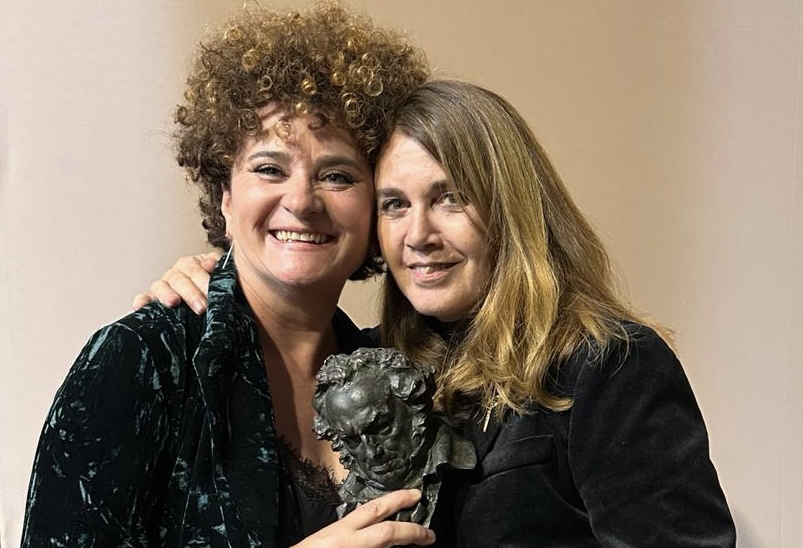 Montse Damas posa con el Goya junto a Ana López-Puigcerve, jefa de maquillaje de 'La sociedad de la nieve'.