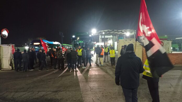 Los trabajadores en huelga frente a la sede de Avanza en Getafe.