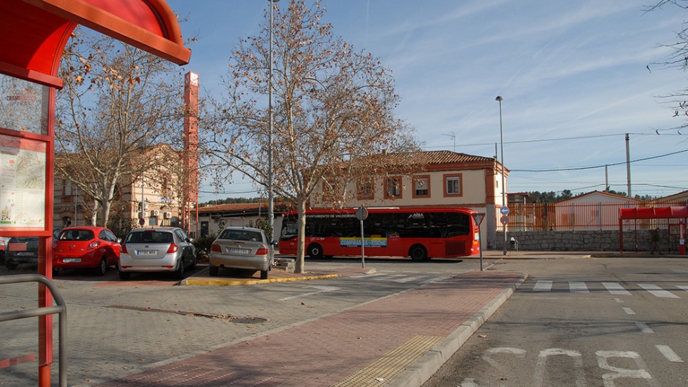 Bus urbano en la estación de tren de Valdemoro.