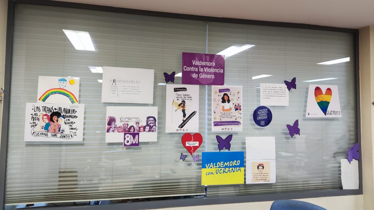 Los carteles y pegatinas con los que contaban los espacios públicos del Ayuntamiento | PSOE Valdemoro