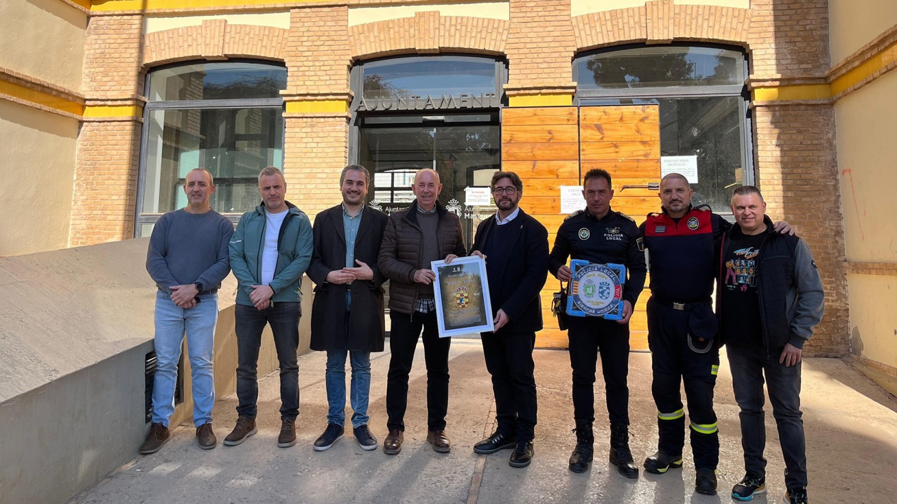 Los representantes de Pinto en la visita de ayer a Massanassa.