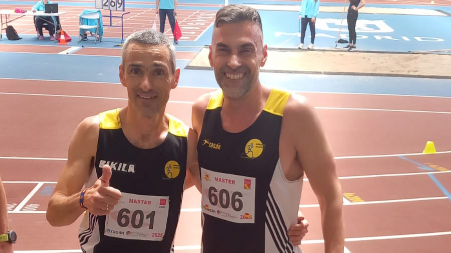 Jesús España junto a Juan Antonio González, su compañero del Amigos del Atletismo de Valdemoro.