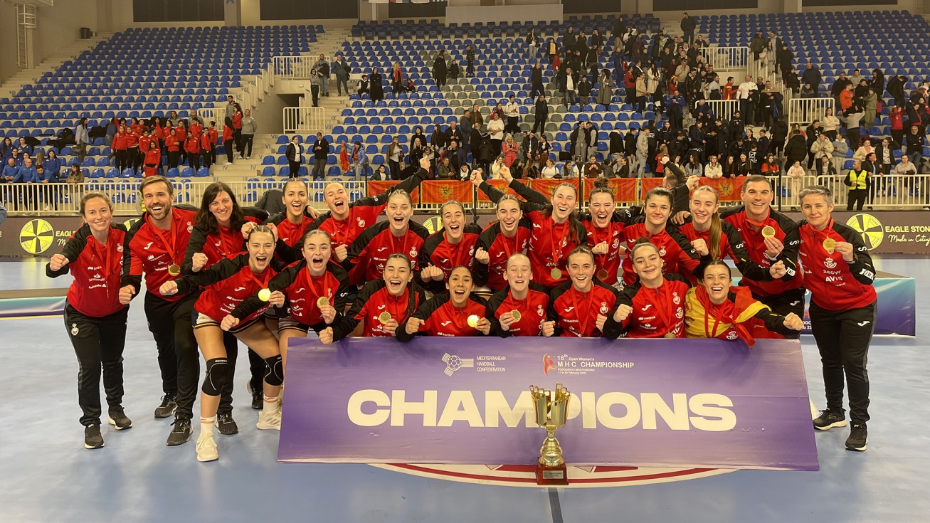 La foto de las campeonas con el título | Real Federación Española de Balonmano