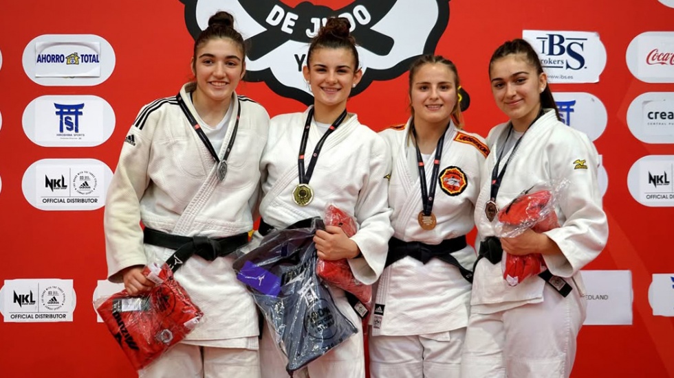 Andrea Sánchez, segunda por la izquierda, en el podio de la competición regional.