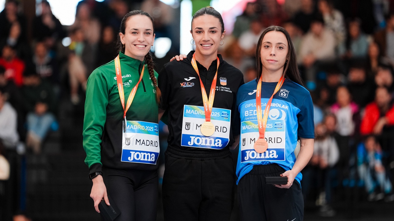 Esther, primera por la izquierda, en el podio de los 200 metros lisos femeninos.